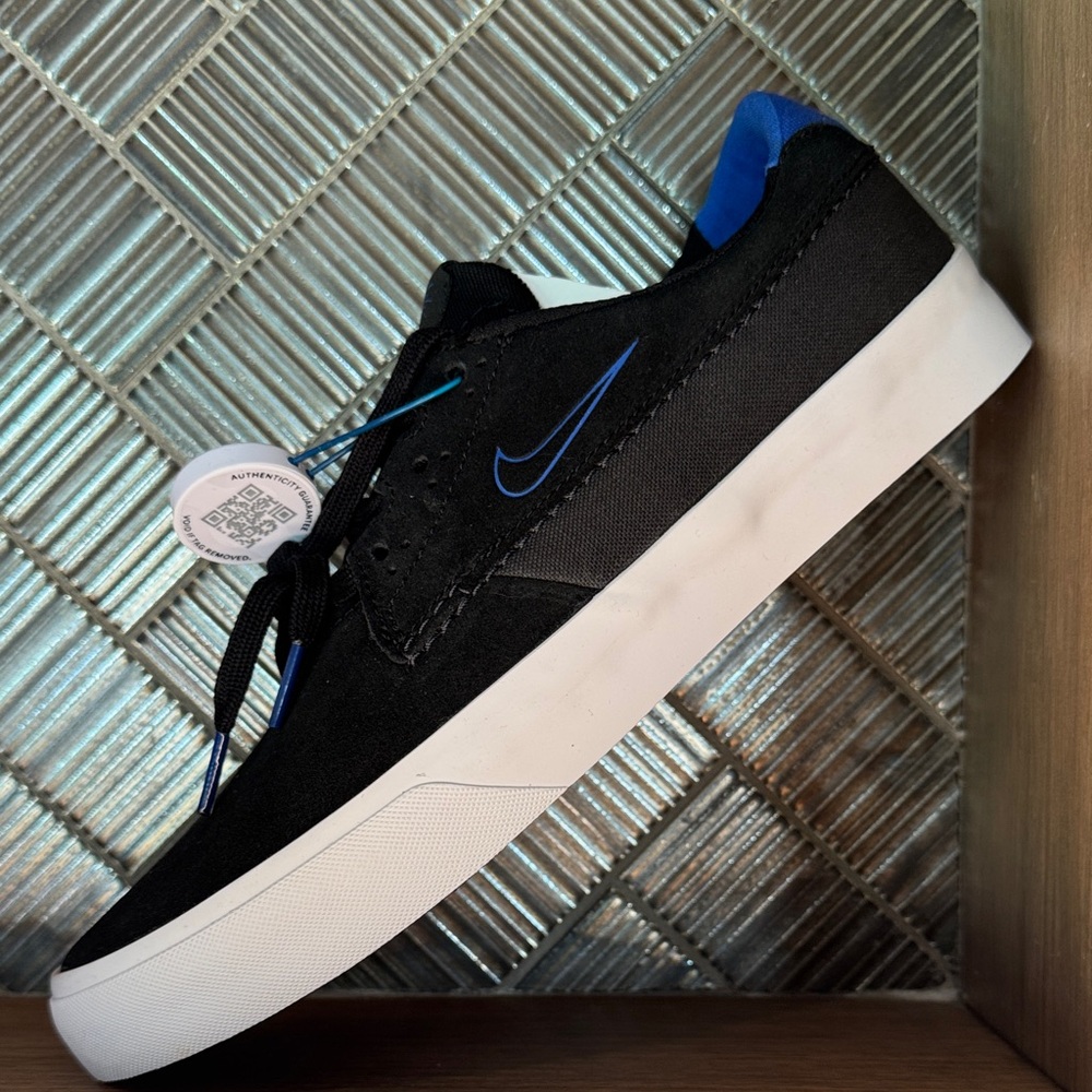 Nike SB Shane Men's 9.5 Black Sneakers with Blue Accents